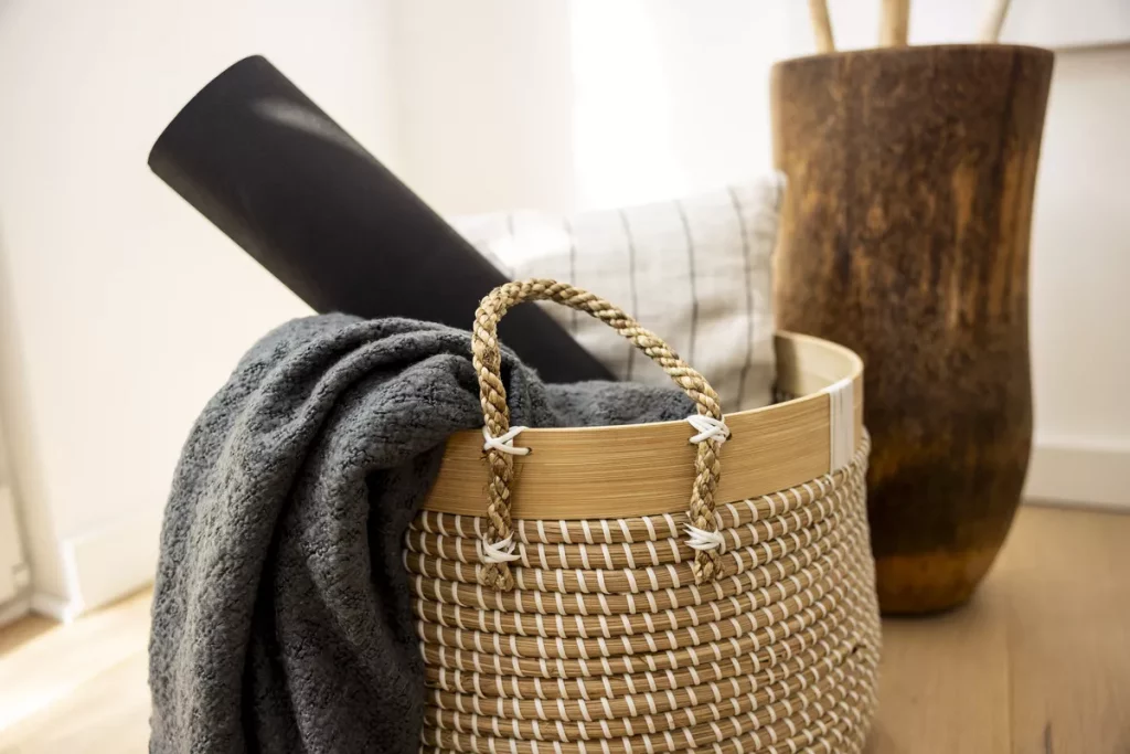 Edler Korb mit Yogamatte – stilvolle und funktionale Aufbewahrung für ein harmonisches Zuhause.
