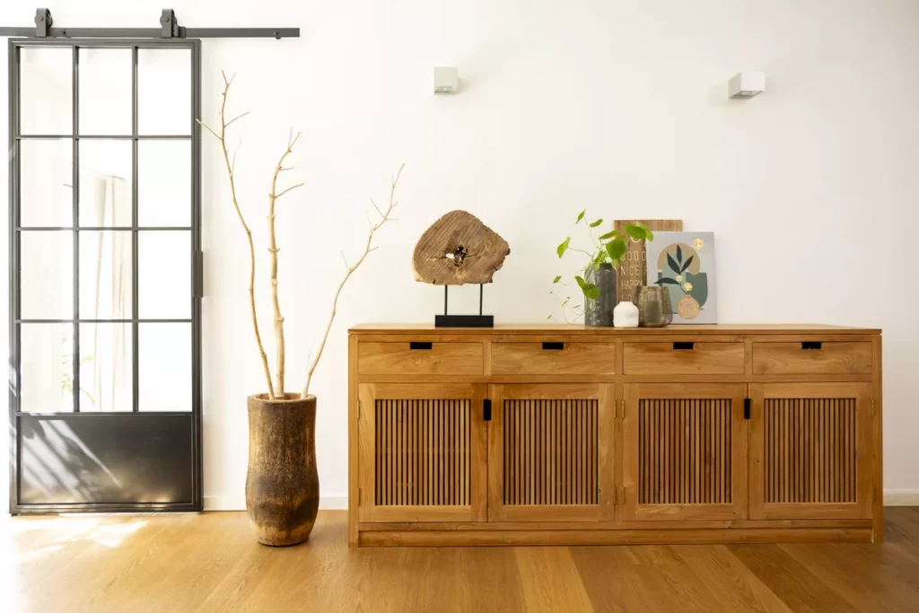 Freie Flächen auf dem Sideboard schaffen Ruhe und Harmonie in deinem Zuhause in München.