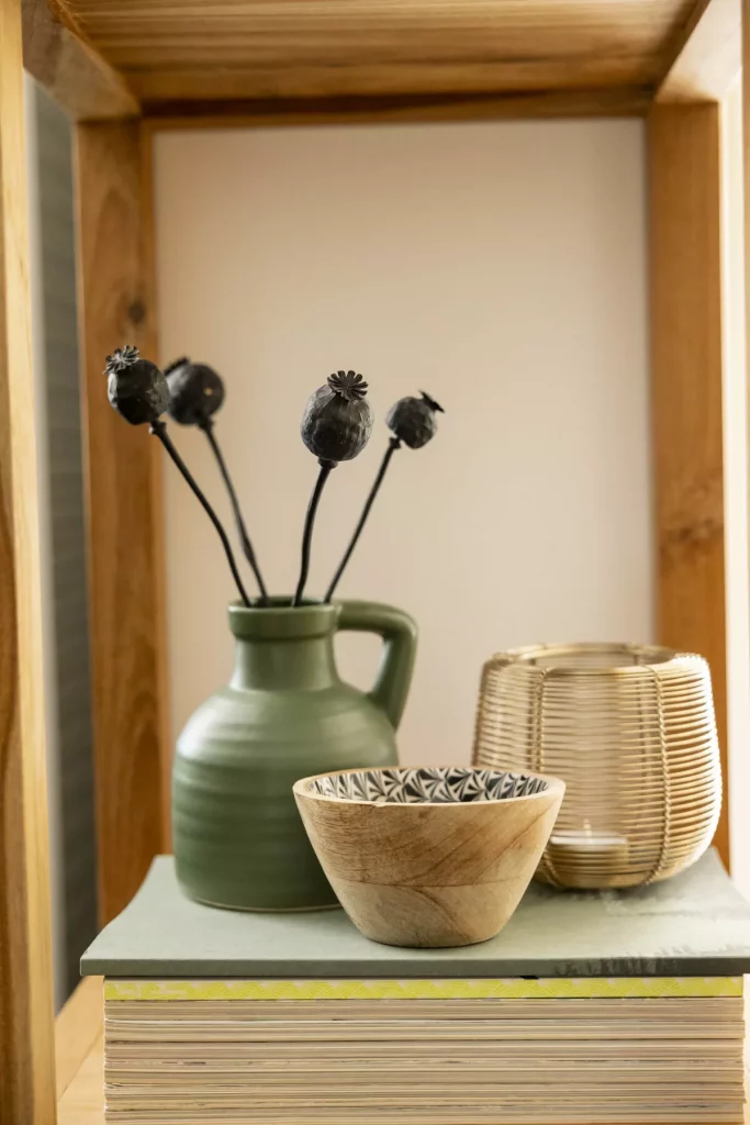 Wertige Basisstücke wie diese Vase überdauern Trends und bringen Struktur in dein Wohnzimmer in München.