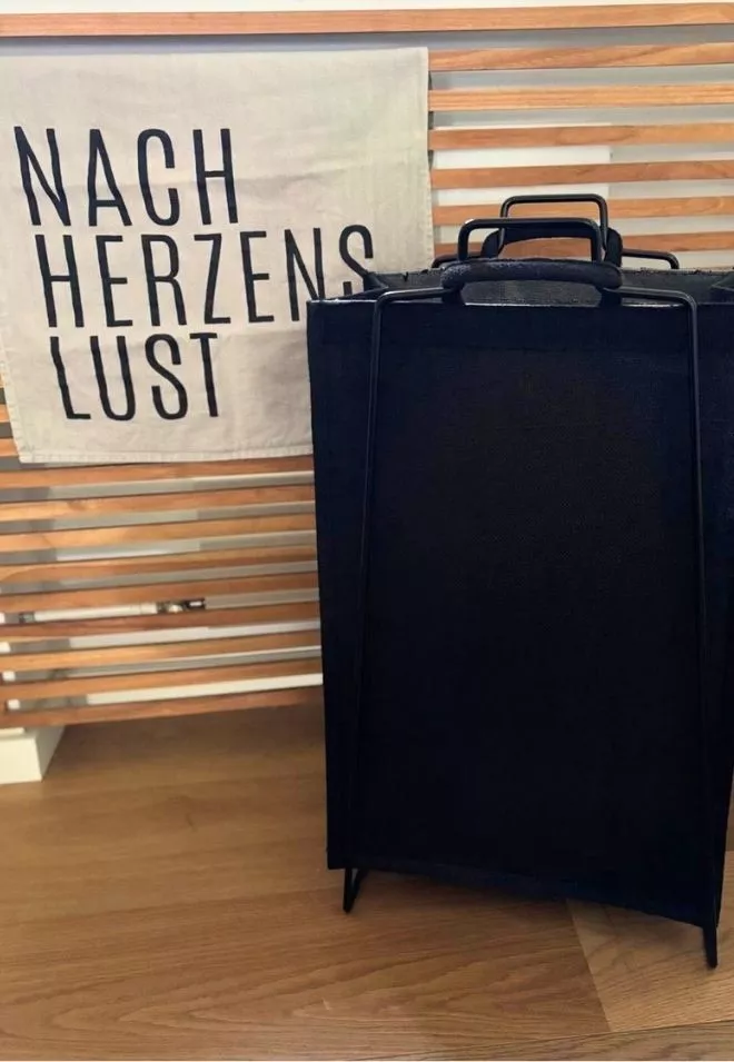 Schwarzer Papierabfalleimer als praktische Ordnungslösung in der Küche