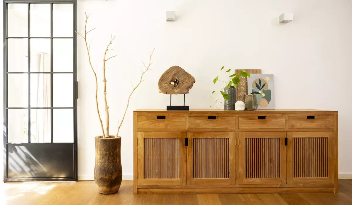 Freie Flächen auf dem Sideboard schaffen Ruhe und Harmonie in deinem Zuhause in München.